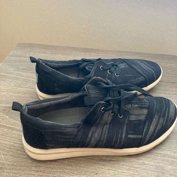 Tom’s navy tennis shoes 8.5 - Picture 3 of 5